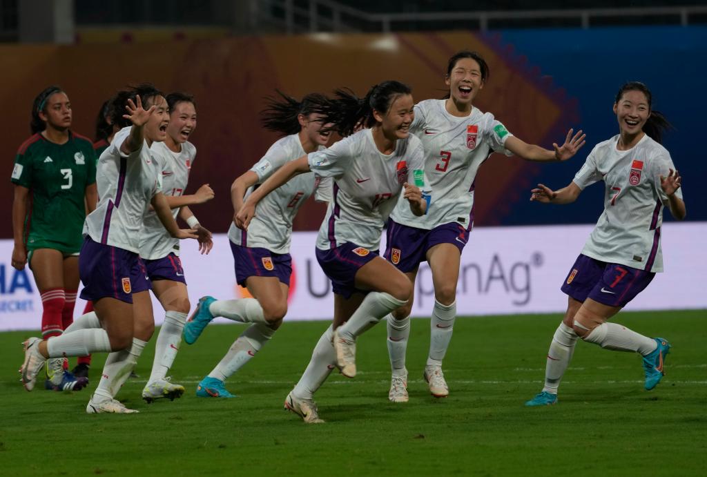 墨西哥队球员在国际赛事中奋勇争先