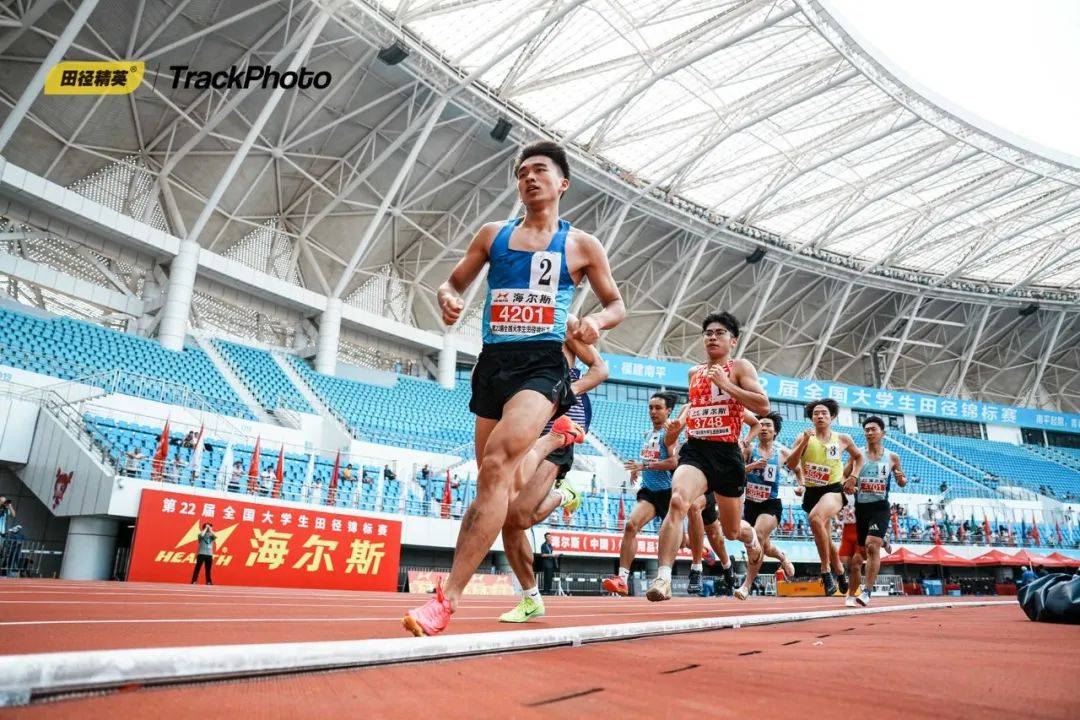 短跑比赛速度惊人，选手风采熠熠